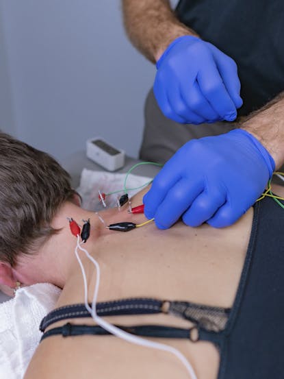Dry Needling Electrical Stimulation (E-Stim) Treatment: Manage Neck &  Shoulder Pain 